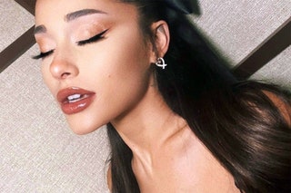 Ariana remixed her skyhigh ponytail for a halfup halfdown pony complete with adorable satin bow and bronzetoned makeup.