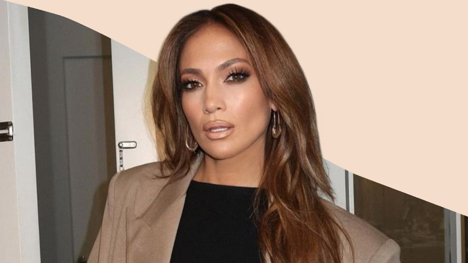 Jennifer Lopez Was Blinded By Her Own Reflection In The Glowiest Selfie We've Ever Seen